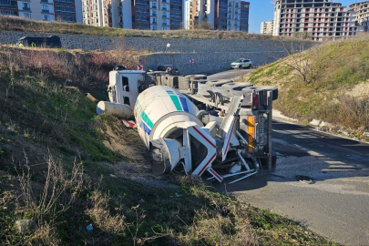 Virajı alamayan beton mikseri devrildi