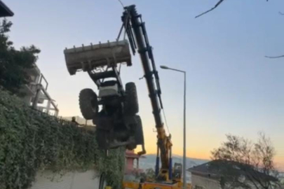 Bursa'da kepçenin vinçten düştüğü anlar kameraya yansıdı