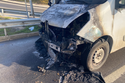 Bursa'da minibüs yangını: Ekipler yangının büyümesini önledi