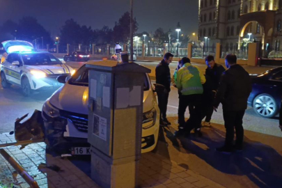 Bursa'da kontrolü kaybedip trafik levhalarına çarptı: 1 yaralı