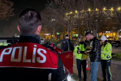 Bursa'da yılbaşı öncesi polis uygulamasında çok sayıda şüpheli yakalandı