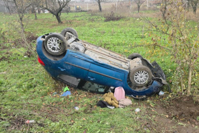 Kontrolden çıkan otomobil tarlaya uçtu: 2 yaralı