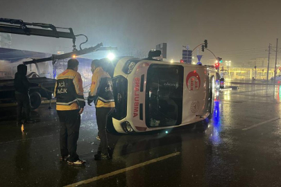 Hasta taşıyan ambulans devrildi: 6 yaralı