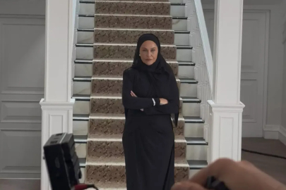 Hülya Avşar yeni rolü için başörtüsü taktı!