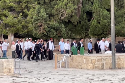 İşgalci İsrailliler, Mescid-i Aksa'ya baskın düzenledi