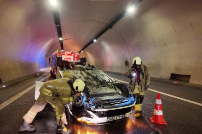 İstanbul'da yağış nedeniyle kontrolü kaybeden araç tünelde takla attı