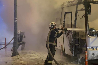 Seyir halindeyken yanan işçi servisi küle döndü