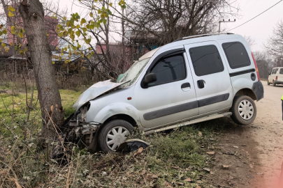 Bursa'da araç ağaca çarptı: 1'i çocuk 2 yaralı