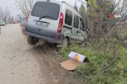 Bursa'da araç ağaca çarptı: 1'i çocuk 2 yaralı