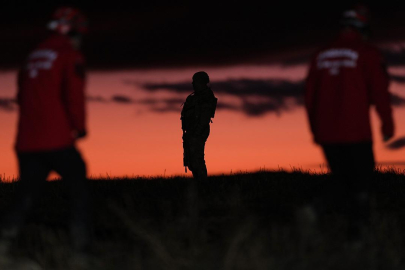 Düşen uçağın enkazındaki arama çalışmaları gün ağarınca hızlandı