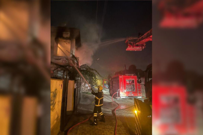 Hatay'da 2 katlı evde çıkan yangın korkuttu
