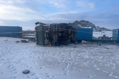 Yük treni kamyon ile çarpıştı: 1 ölü