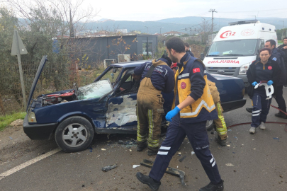 Bursa'da kamyonet ters yönden gelen otomobile çarptı