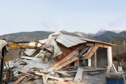 Bursa Uludağ'daki kaçak yapı yıkıldı!