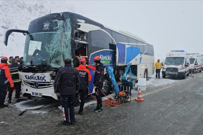 Erzincan'da otobüsün tıra çarptığı kazada 3 kişi yaralandı