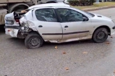 İki otomobil çarpıştı: 1'i ağır 2 yaralı