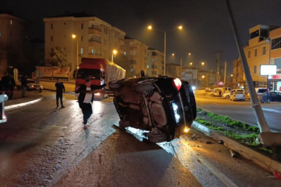 Kontrolden çıkan otomobil önce takla attı sonra direğe çaptı: 3 kişi yaralandı