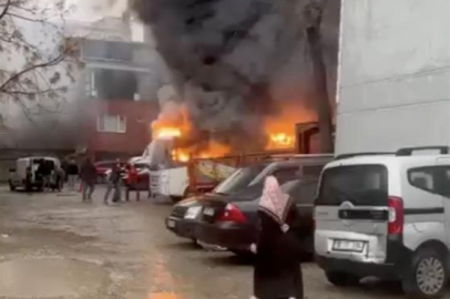Bursa'da park halindeki midibüste çıkan yangın otomobile sıçradı