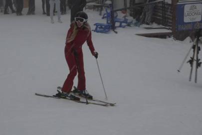 Uludağ'da kar kalınlığı 25 santimetreye ulaştı, pistler günübirlikçilerle doldu taştı