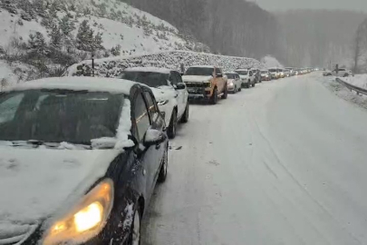 Uludağ'da trafik çilesi, kilometrelerce kuyruk oluştu