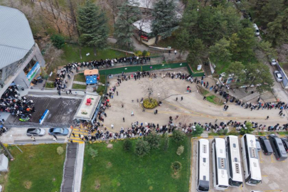 Yüzlerce metre kuyruk, herkes aynı şeyi istiyor