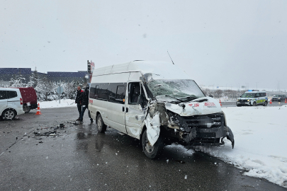 İşçi servisi tıra çarptı: 11 yaralı
