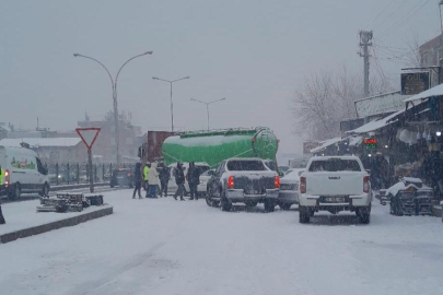 Kar yağışı nedeniyle 5 araç bir birine girdi