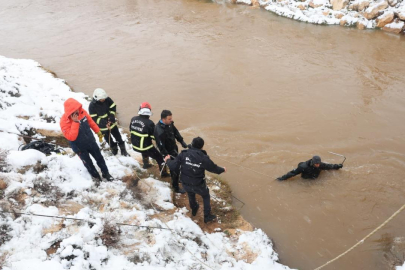 Şanlurfa'da otomobil su kanalına düştü: 4 kişi aranıyor