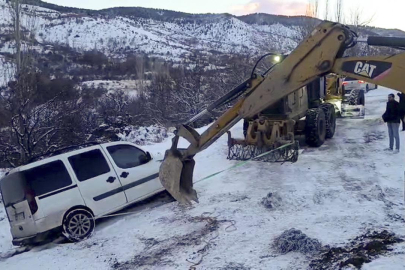 Karda mahsur kalan araç ekiplerin yardımıyla kurtarıldı