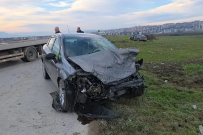 Bursa'da 2 otomobil çarpıştı: 2 kişi yaralandı