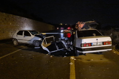 İki otomobil kafa kafaya çarpıştı: 2'si ağır 4 yaralı