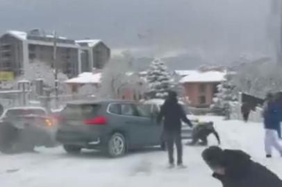 Bursa'da korku dolu anlar: Araç vatandaşların arasına daldı!