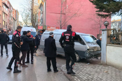 Otomobildeki çocuklar arkadan minibüsün çarpmasıyla şoku yaşadı