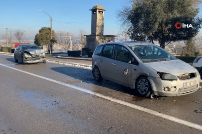 Bursa'da 3 aracın karıştığı kazada 4 kişi yaralandı