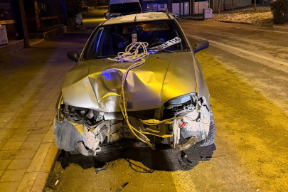 Bursa'da direksiyon hakimiyetini kaybeden sürücü direğe çarptı