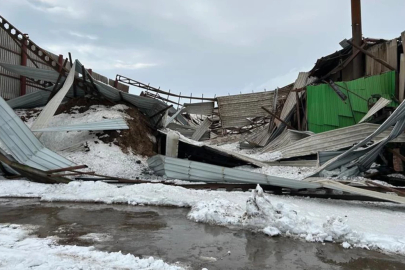 Diyarbakır'da yoğun kar yağışına dayanamayan 12 fabrikanın çatısı çöktü