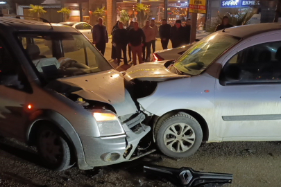 İki araç kafa kafaya çarpıştı: 3 yaralı