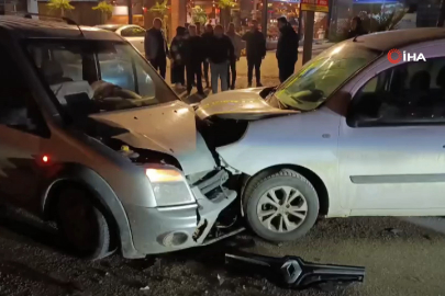 İnegöl'de iki araç kafa kafaya çarpıştı: 3 yaralı