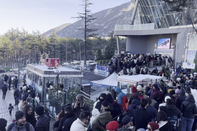 Uludağ'da zirve yarışı...Teleferik kuyrukları metrelerce uzadı