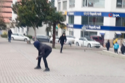 Bursa'da fırtına uçurdu...Yolda yürümekte güçlük çektiler