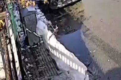 Bursa'da güneşi gören kardan adam eriyip kaldırımda devrildi