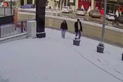 Bursa'da romantik anlar... Karla kaplanan kaldırımda kalp çizdiler