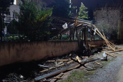 Bursa'da şiddetli lodos çatıları uçurdu, araçlar zarar gördü