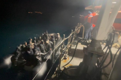 İzmir açıklarında 74 düzensiz göçmen yakalandı