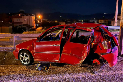 Otomobil elektrik direğine çarptı, baba ile oğlu hayatını kaybetti