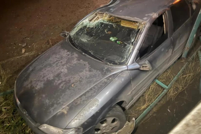 Otomobil su kanalına uçtu: 3 yaralı