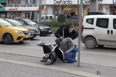 Bebek arabası lodosla birlikte sürüklenerek devrildi