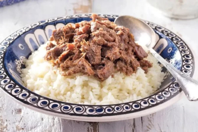 “Babamın hayrına”diyip cami önünde 3 bin kişiye domuz eti yedirdi!