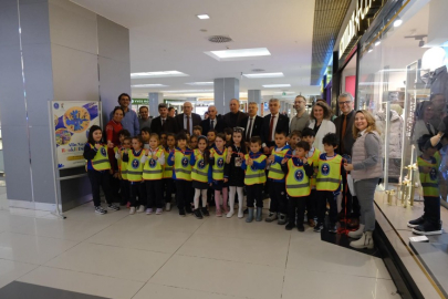 Bursalı 1. sınıf öğrencisinin resim sergisine yoğun ilgi