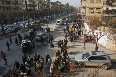 SDG, Halep’te işgal ettiği bölgelerden çıkmak isteyen sivilleri hedef alıyor